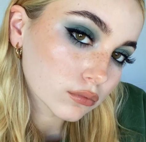 Dark Teal Makeup, Alice Aesthetic, Gentle Makeup, Maquillage On Fleek, Alice In Wonderland Alice, Vampire Bride, Wonderland Alice, Swag Makeup, Smink Inspiration