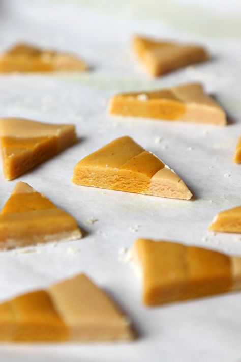 Go ahead and indulge in this vegan, sugar-free candy corn that's made with ingredients you can actually pronounce. Corn Bites Recipe, Vegan Candy Corn, Candy Corn Recipe, Pasteles Halloween, Vegan Candy, Low Carb Candy, Healthy Halloween Treats, Halloween Food Treats, Sugar Free Candy