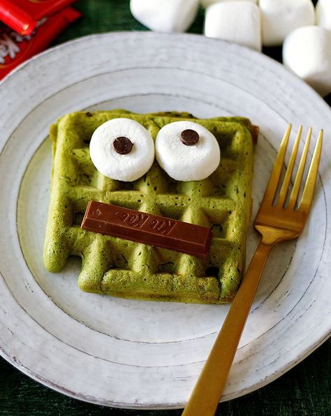 Matcha Monster Waffles #halloween #halloweenfood #halloweendesserts #desserts #sweets #halloweenrecipes #recipes Delicious Halloween Desserts, Pumpkin Syrup, Halloween Breakfast, Halloween Food Desserts, Food For Party, Halloween Foods, Halloween Desserts, Halloween Snacks, Halloween Food For Party