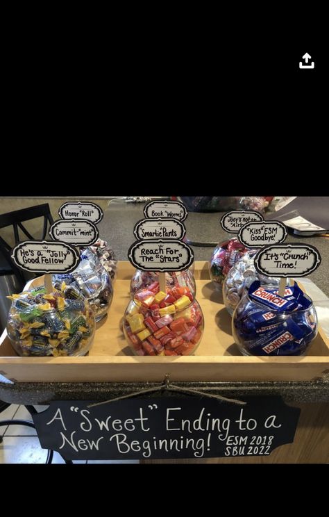 Graduation Dessert Table Ideas Sweets, Graduation Snack Ideas, Graduation Candy Bar Ideas, Grad Party Candy Bar, Grad Party Candy, Graduation Snacks, Graduation Candy Table, Dessert Table Graduation, Graduation Candy Bar