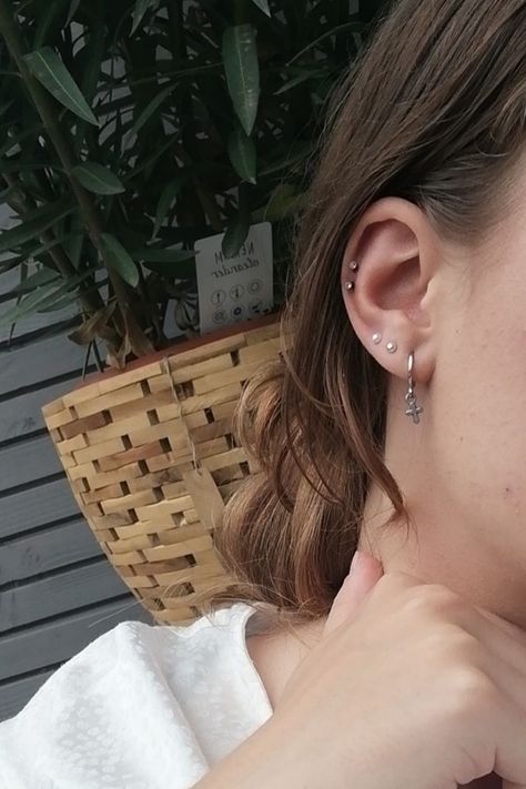 Snakebite Midi Piercing, Midi Piercing, Snake Bite Piercing Ear, Minimalist Piercings, Shifting Jewelry, Double Forward Helix Piercing, Ear Piercings Industrial, Minimalist Ear Piercings, Snake Bite Piercing