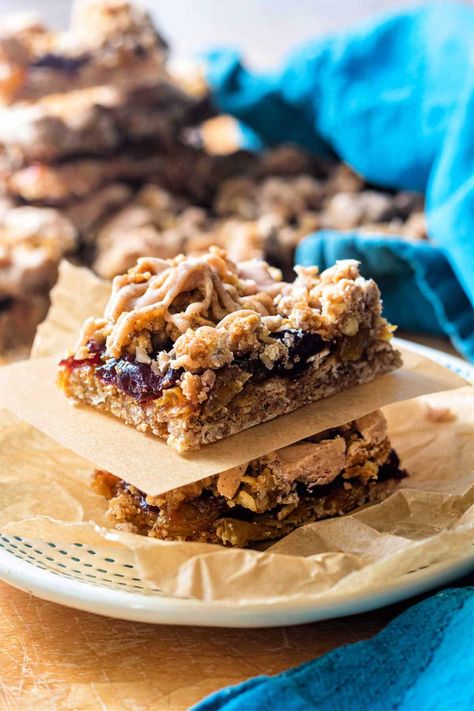 Raisin Dessert Recipes, Oatmeal Raisin Bar Cookies, Oatmeal Raisin Cookie Bars Recipes, Raisin Bars Old Fashioned, Oatmeal Raisin Bars Recipe, Raisin Desserts, Oatmeal Raisin Breakfast Bars, Oatmeal Raisin Granola Bars, Raisin Squares Recipe