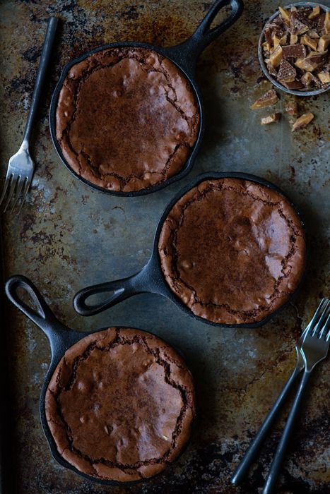 Sweetoothgirl: Skillet Brownies Skillet Brownie Recipe, Skillet Desserts, Skillet Brownie, Cake Brownie, Iron Skillet Recipes, Cast Iron Skillet Recipes, Delicious Drinks, Chocolate Pies, Skillet Meals