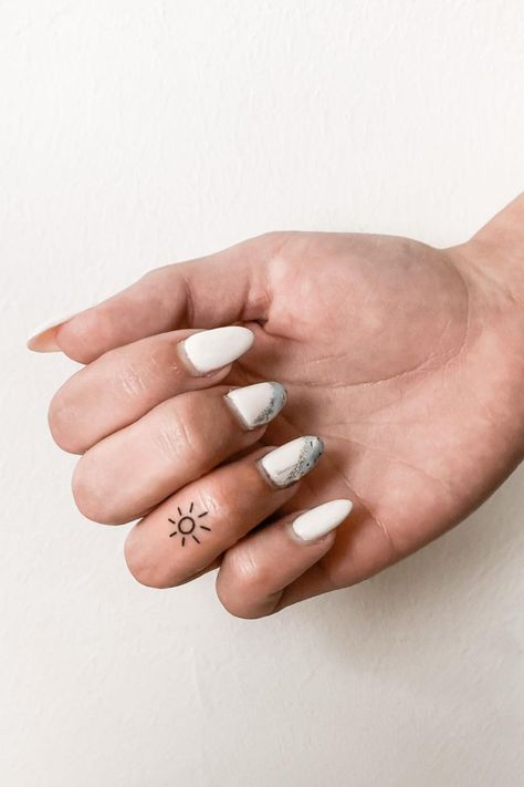 Finger Tattoos Sun, Sun Tattoo On Finger, Sunshine Finger Tattoo, Sun Finger Tattoo, Tiny Sun Tattoo, Scratch Tattoo, Simple Tats, Sunshine Tattoo, Tattoo For Boyfriend