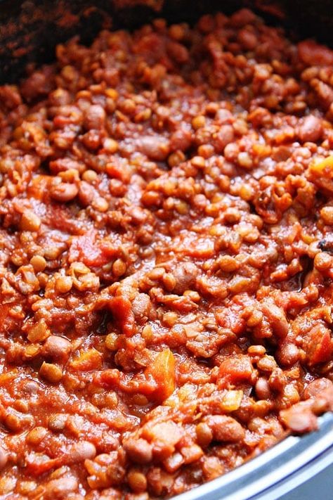 Slow Cooker Lentil Chili Recipe Lentil Chili Crockpot, Red Lentil Chili, Protein Chili, Lentil Chilli, Lentil Chili Recipe, Chili Recipe Healthy, Chili Crockpot, Vegan Crockpot, Slow Cooker Lentils