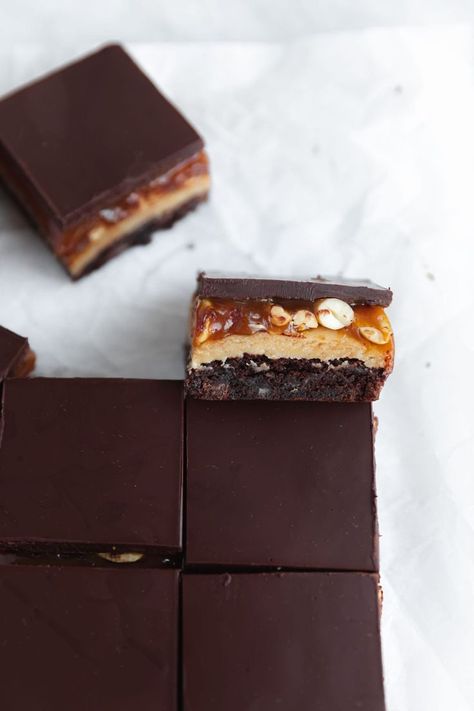 Layered Bars, Snickers Brownies, Millionaire Bars, Snicker Brownies, Caramel Dessert, Bar Desserts, Broma Bakery, Brownies Recipe Homemade, Homemade Snickers