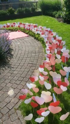 Super Easy DIY Valentines Day Lawn, Garden or Drive way decorations using paper and sticks for him for her, for boyfriends, for kids, crafts, budget decor, party, date, brunch, lunch, dinner Paper Hearts, Valentine's Day Diy, Valentines Day Decorations, Wedding Deco, Valentine Decorations, Valentines Diy, Garden Wedding, Event Decor, Garden Party