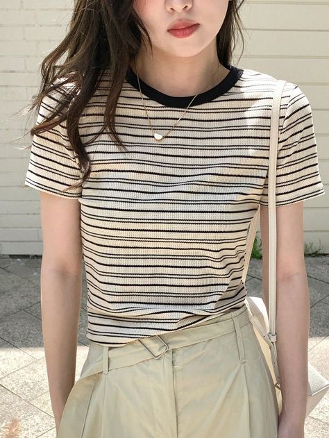 DAZY Women's Summer Striped Printed Casual Short Sleeve T-ShirtI discovered amazing products on SHEIN.com, come check them out! Dazy Shein Outfit, Dazy Shein, Shein Outfits, Fame Dr, Summer Stripes, Primavera Estate, Casual Outfit, Fashion Inspo Outfits, Summer Women