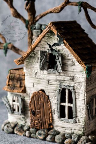 Clay Haunted House Diy, Gingerbread Haunted House Ideas, Haunted Gingerbread House Ideas, Clay Haunted Houses, Haunted Gingerbread House Diy, Polymer Clay Haunted House, Ceramic Haunted House Ideas, Haunted House Ceramic, Haunted House Cake Ideas