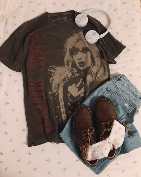 Taylor Swift Merch Outfit, Fangirl Outfits, Taylor Merch, Taylor Outfits, Taylor Swift Outfits, Artist Outfit, Really Cute Outfits, Cute Fits, Fit Inspo