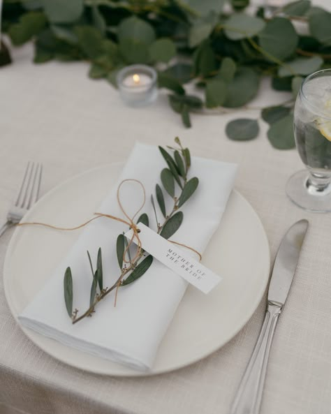 tri-fold napkin with eucalyptus leaves and name tags #modernelegantweddinginspo #southerncaliforniaweddingplanner Diy Wedding Name Place Cards, Wedding Napkin Folding, Understated Wedding, Homestead Decor, Best Wedding Speeches, Diy Wedding Table, Jar Centerpieces, Master Of Fine Arts, Temple Wedding