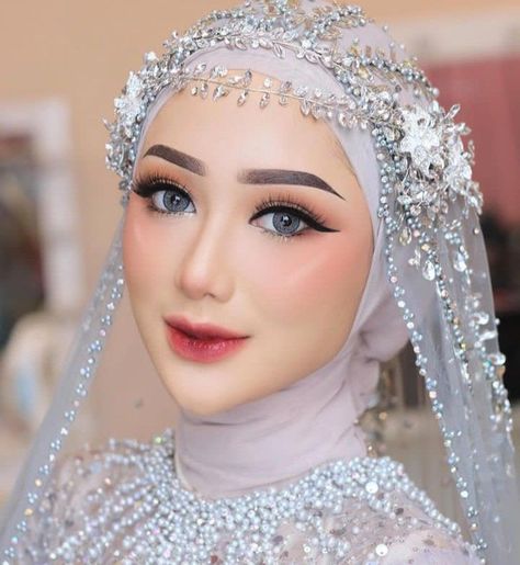 make up. make up looks. make up for beginners. make up tutorial. make up tutorial step by step. make up natural Make Up Akad Nikah Hijab, Make Up Nikah, Wedding Jawa Hijab, Wedding Makeup Hijab, Makeup Pengantin Muslim, Style Dress Korea, Make Up Pengantin Hijab, Wedding Dress Korean Style, Wedding Dress Korean