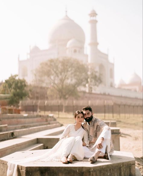 Indian Wedding Pictures, Temple Wedding Photography, Pre Wedding Photoshoot Props, Pre Wedding Photoshoot Outfit, Wedding Portrait Poses, Wedding Photoshoot Props, Wedding Shoots, Wedding Couple Photos, Pre Wedding Poses