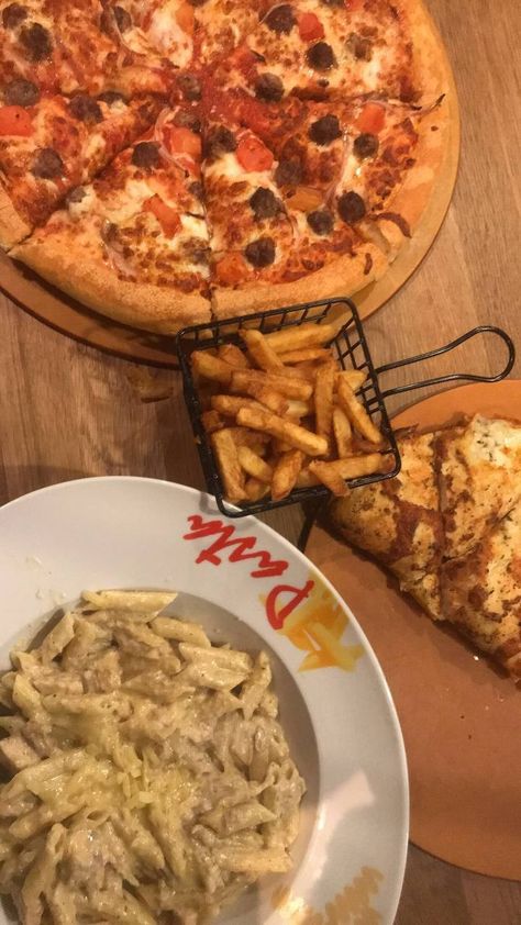 Diner aesthetic food pizza pasta fries lover Pizza And Fries Aesthetic, Pizza And Pasta Aesthetic, Diner Aesthetic Food, Aesthetic Food Pizza, Diner Aesthetic, Pizza And Pasta, Pizza Fries, Food Pizza, Pasta Pizza