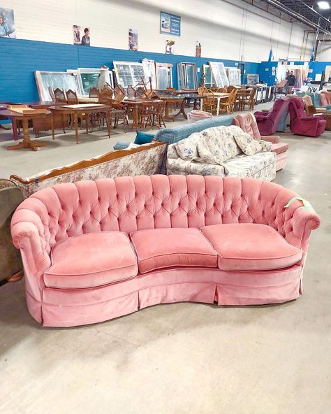 pink tufted antique sofa couch vintage blush thrifted Pink Velvet Couch, Pink Couch, Cute Furniture, Velvet Couch, Apartment Decor Inspiration, Pink Houses, Dream House Interior, Cute Room Decor, House Room