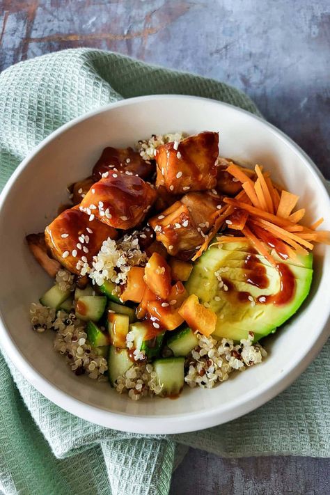 Easy Salmon Quinoa Bowl Recipe Salmon Bowl With Quinoa, Quinoa Salmon Salad, Salmon And Quinoa Recipes, Whole Salmon Recipe, Salmon Quinoa Bowl, Salmon Couscous, Asian Quinoa, Salad Bowl Recipes, Bowl Recipes Easy