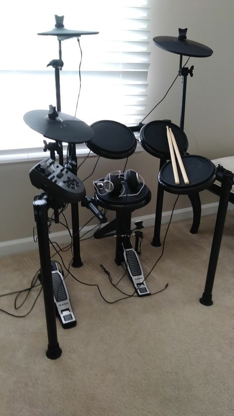 Cute Drum Set, Electric Drum Set Aesthetic, Electronic Drum Set, Drum Kit Aesthetic, Drum Set Aesthetic, Drum Room Ideas, Alesis Drums, Electric Drums, Electric Drum Set