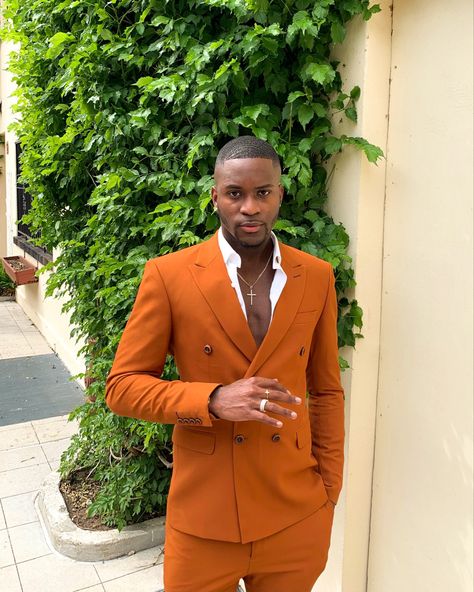 #mensfashion #classy #suit Classic Men Suits, Mens Aesthetic, Gala Themes, Orange Suit, Dinner Wear, Dinner Suit, Suits Wedding, Suit Ideas, Grad Photoshoot