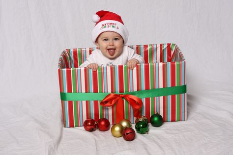 First Christmas - baby in a box Card Poses, Toddler Christmas Photos, Baby's First Christmas Card, Christmas Baby Pictures, First Christmas Card, Christmas Poses, Baby Christmas Photos, First Christmas Photos, Present Box