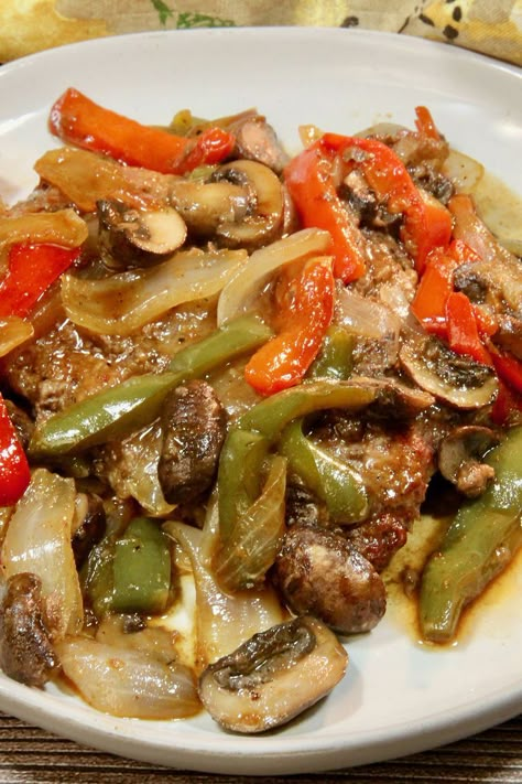 Oven-Baked Pepper Steak Oven Pepper Steak Recipe, Baked Cube Steak Recipes, Cube Steak Recipes Oven Easy, Swiss Steak Recipes Oven, Beef Cube Steak Recipes, Steak Ideas, Shaved Steak, Steak Soup, Baked Peppers