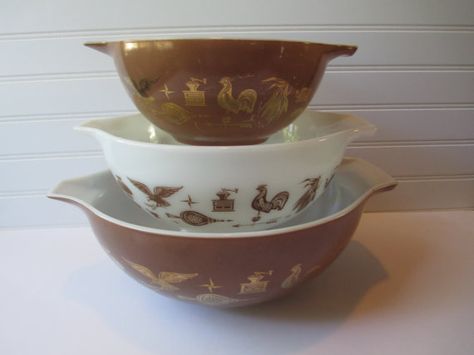 Vintage Pyrex Early American Cinderella Mixing Bowls by jenscloset, $32.50 Pyrex Early American, Pyrex Patterns, Mixing Bowl Set, Pyrex Mixing Bowls, American Pattern, Pyrex Bowls, Mid Century Kitchen, Mixing Bowls Set, Cocoa Brown