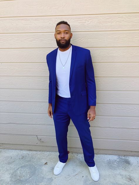 My client, Jelani, was struggling to put together outifts outside of work. Casual/formal. A tee shirt added to a finely tailored suit and fresh white sneakers. Royal Blue And White Outfit, Blue And White Outfit, Fete Ideas, Blue And White Outfits, Blue Clothes, Worship Team, Tailored Suit, White Outfit, Idea Board