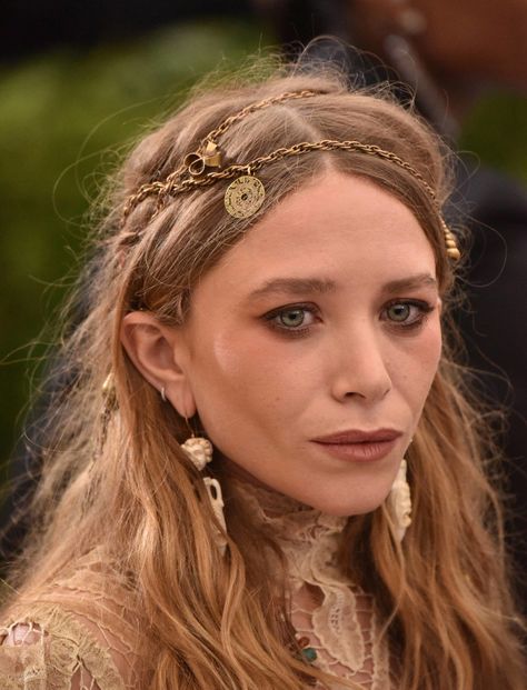 Bedtime Hairstyles, 70s Disco Hairstyles, Nature Inspired Outfits, Ashley Olsen Outfits, 70s Hairstyles For Long Hair, 70s Dress Up, 70s Hair Styles, Olsen Twins Fashion, 70s Hair And Makeup