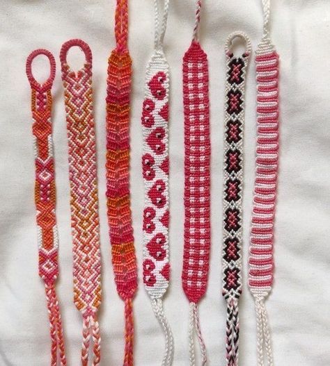 Christmas Embroidery Bracelets, Knot Bracelets Patterns, Red Yarn Bracelet, Aesthetic Thread Bracelets, Pink String Bracelet, How To Make A Cute Bracelet, Embroidery Bracelet Patterns, Knot Bracelet Patterns, Cute Bracelets To Make