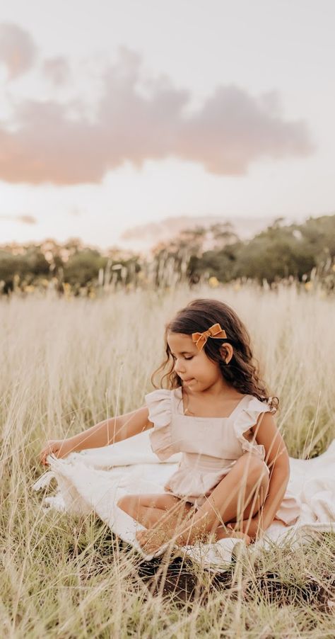 Kids Spring Pictures, Toddler Girl Photoshooting, Toddler Girl Photoshooting Ideas, Toddler Outdoor Photoshoot, Boho Photos, Toddler Wardrobe, Boho Family Photos, Green Soul, Boho Photoshoot