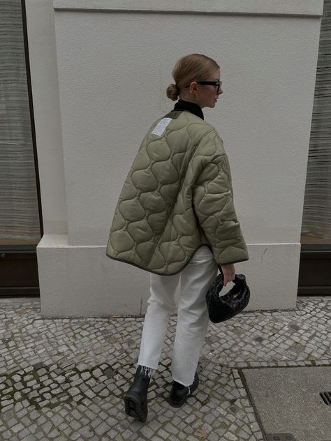 5 Easy Outfits To Wear With Your Green Quilted Jacket - Wears My Money Quilted Coat Outfit, Sage Quilt, Quilted Jacket Street Style, Quilted Jacket Outfit, Green Jacket Outfit, Liner Jacket, Quilt Jacket, Jacket Outfit, Outfit Trends