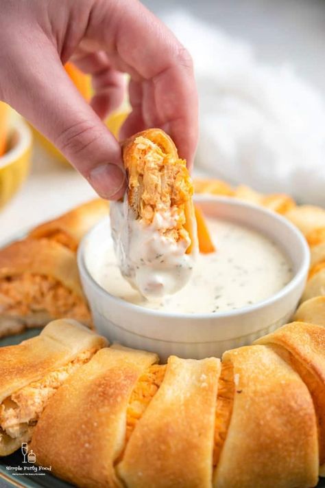 Buffalo Chicken Ring, Buffalo Chicken Bread, Premade Pizza Dough, Cream Cheese Pizza, Simple Party Food, Chicken Ring, Pizza Ring, Stuffed Pizza, Buffalo Dip