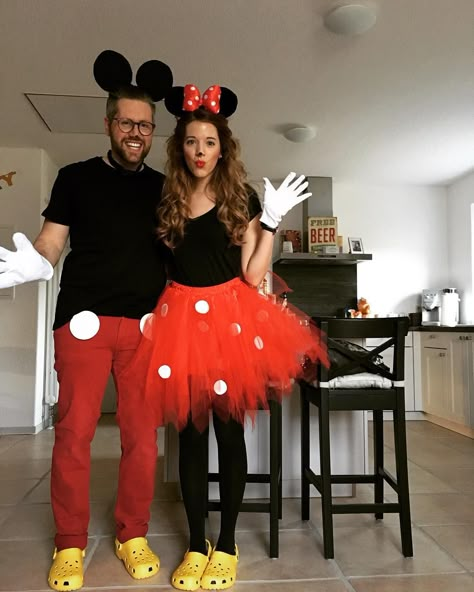 Lots of inspiration, diy & makeup tutorials and all accessories you need to create your own DIY Mickey & Minnie Mouse Costume for Halloween. Minnie Mouse Kostüm, Minnie Mouse Costume Diy, Disney Couple Costumes, Carnaval Make-up, Minnie Costume, Mouse Diy, Meme Costume, Popular Halloween Costumes, Mickey Mouse Costume