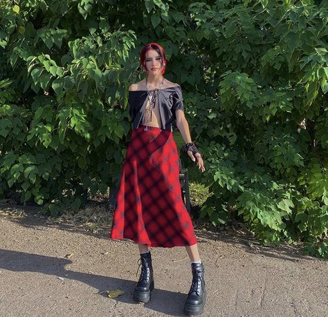 Long Plaid Skirt Outfit, Plaid Maxi Dress, Long Plaid Skirt, Plaid Skirt Outfit, Maxi Dress Outfit, Skirt Outfit, Plaid Skirt, Dress Outfit, Plaid Skirts