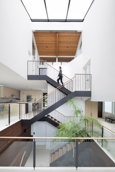 A three-story atrium is the highlight of this amazing San Francisco home Split Level Plans, Split Level House Design, Split House, Home Layout Design, Micro Housing, Cork House, Split Level House Plans, Brick Street, Staircase Interior