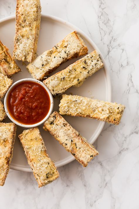 Easy Eggplant Fries - Inspiralized: healthy, veggie-forward recipes with a bit of motherhood realness. Banana And Oat Muffins, Muffins For Toddlers, Baked Eggplant Fries, Oven Baked Eggplant, Veggie Noodle, Easy Eggplant, Eggplant Fries, Baby Meals, Banana Oat Muffins