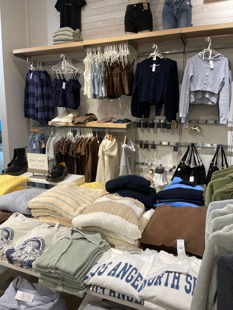 Brady Melville Aesthetic, Brady Melville Outfits, Brandy Melville Fall, Brady Melville, Brandy Melville Outfits, Job Clothes, Brandy Melville, Retail Therapy, Girls Life