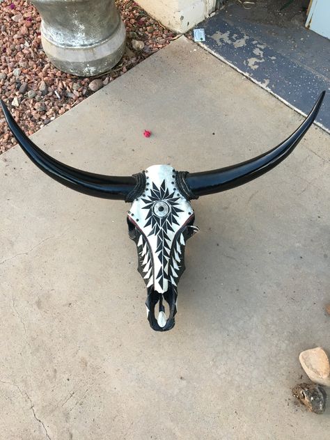 Black Bull Skull, Cow Head Skull, Painted Horse Skull, Longhorn Skull Decorating Ideas, Bull Skull Painted, Cowskull Ideas, Painted Longhorn Skull, Cow Skulls, Longhorn Skull Painting