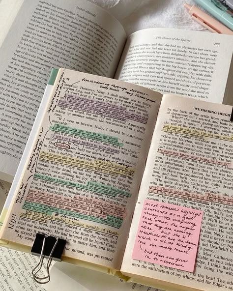 Heavily Annotated Book, Things To Highlight In A Book, Sticky Notes In Books, School Book Aesthetic, Goodreads Aesthetic, Annotating Books Tips, Annotating Books Aesthetic, Notes Psychology, Book Sticky Notes