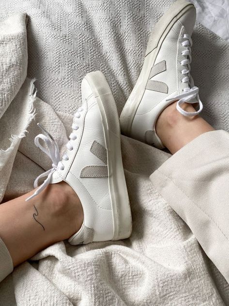 Old Money Shoes, Minimalist Sneakers, Veja Shoes, White Tennis Shoes, White Sneakers Women, Shoe Inspiration, Hype Shoes, Shoe Inspo, Aesthetic Shoes