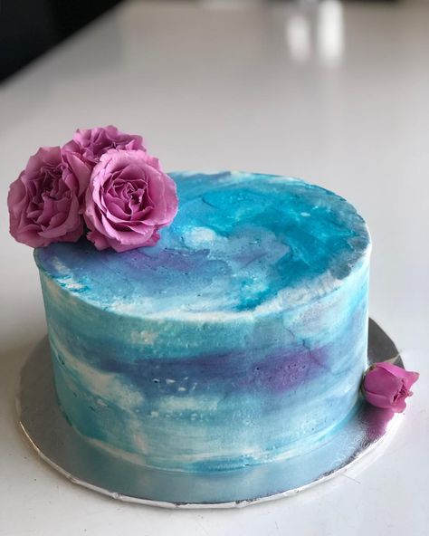 Blue Tie Dye Cake, Tye Dye Frosting, Tye Dye Cake, Tie Dye Cake, Gymnastic Party, Blue Tye Dye, Light Blue Tie, Cake Vegan, Vegan Kitchen