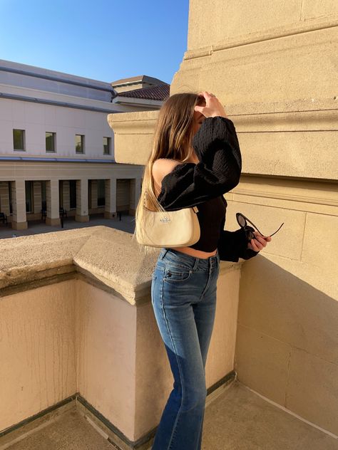 Beige Shoulder Bag Outfit, Coach Teri Shoulder Bag Outfit, Shoulder Purse Outfit, Coach Bag Outfit Style, Mini Shoulder Bag Outfit, Small Shoulder Bag Outfit, Coach Shoulder Bag Outfit, Coach Bag Outfit, Styling Jeans