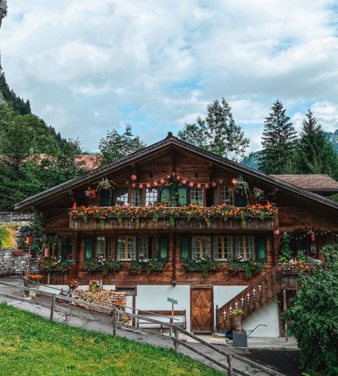 Alpine Chalet Exterior, Swiss Chalet Architecture, Swiss Cottage Interior, Switzerland House Cottages, Swiss Chalet House Exterior, Swiss Chalet Exterior, German Style House, Modern Mountain Chalet, Swiss Chalet Interior