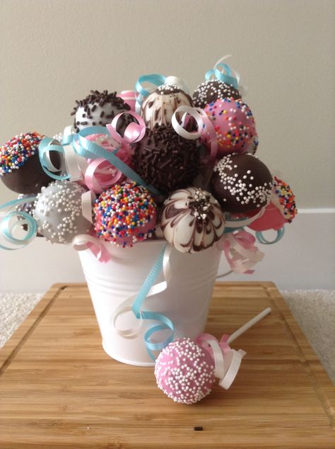 Cake Pop Arrangement Ideas, Cake Pops Ideas Decorating Birthday, Cake Pop Arrangements, How To Wrap Cake Pops, Cake Pop Gift Ideas, Cake Pop Bouquet Ideas, Cake Pops Bouquet Diy, Cake Ball Bouquet, Cakepop Bouquet