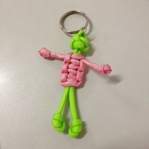 Lime green pink paracord buddy - improved knotting and bigger. Paracord Buddy, Paracord Wrap Handle, Paracord Projects Diy, Paracord Accessories, Cords Crafts, Paracord Tutorial, Paracord Knots, Pinterest Diy Crafts, Paracord Projects