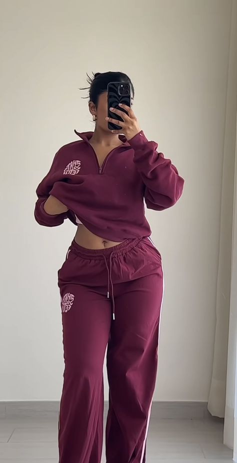 Tracksuits Outfits Women, Comfy Set Outfit, Tracksuit Outfit Black Women, Cute Tracksuits, Aesthetic Airport Outfits, Pretty Little Thing Outfits, Tracksuit Outfit Women, Street Style Outfits Casual, Jogging Outfit