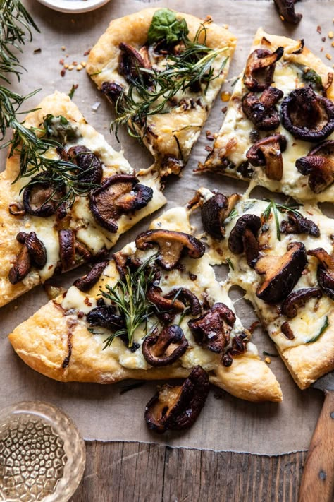 Pizza Mushrooms, Homemade Pizza Dough Easy, Balsamic Mushrooms, Half Baked Harvest Recipes, Quick Pizza, Yummy Pizza, Pizza Stromboli, Pizza Bianca, Mushroom Pizza