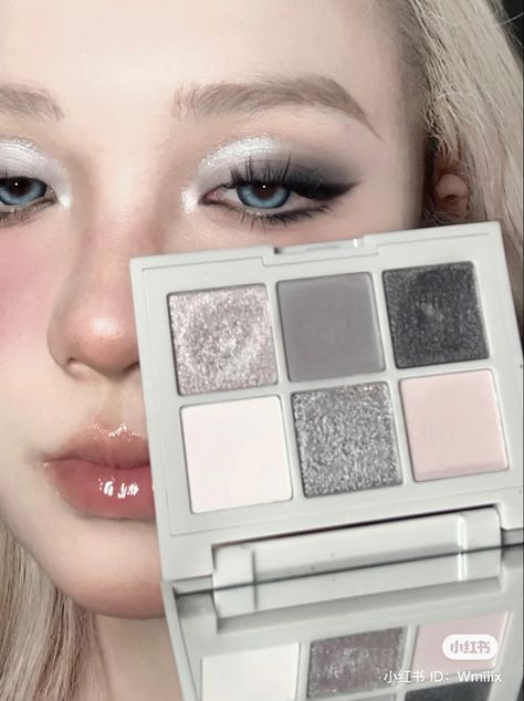 Grey Pink Makeup, Grey Douyin Makeup, Blue Gray Makeup, Gray Makeup Looks, Grey Makeup Looks, Gray Eye Makeup, Cool Toned Makeup, Spiderman Makeup, Gray Eyeshadow