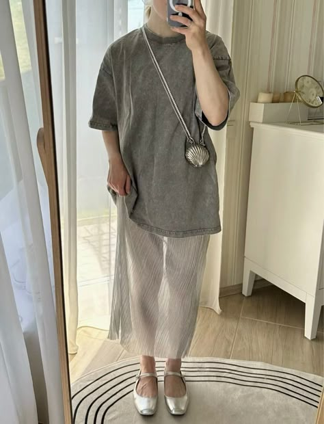 Big T Shirt Outfits, Seashell Design, Silver Bag, Skirt And Sneakers, Bag Outfit, Fall Skirts, Tshirt Outfits, Mom Style, Daily Fashion