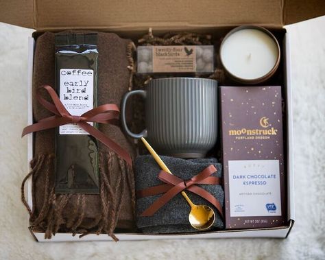 Gifts in a Mug: Creative & Budget-Friendly Gift Ideas Basket Design Ideas, Gift Box For Him, Coffee Bag Design, Beautiful Scented Candles, Coffee Gift Basket, Gift Baskets For Him, 12 Days Of Xmas, Gift Box For Her, Hygge Gifts