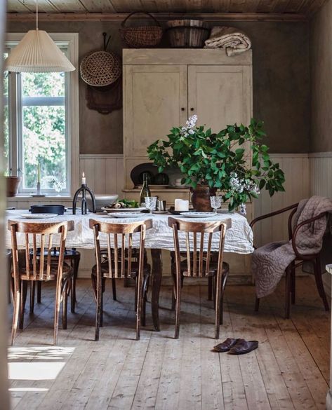 S I S T E R (@sister_interiors) • Instagram photos and videos Swedish Farmhouse, My Scandinavian Home, Farmhouse Dining Table, Antique Farmhouse, Farmhouse Dining, Country Home, Scandinavian Home, Rustic Kitchen, Beautiful Interiors